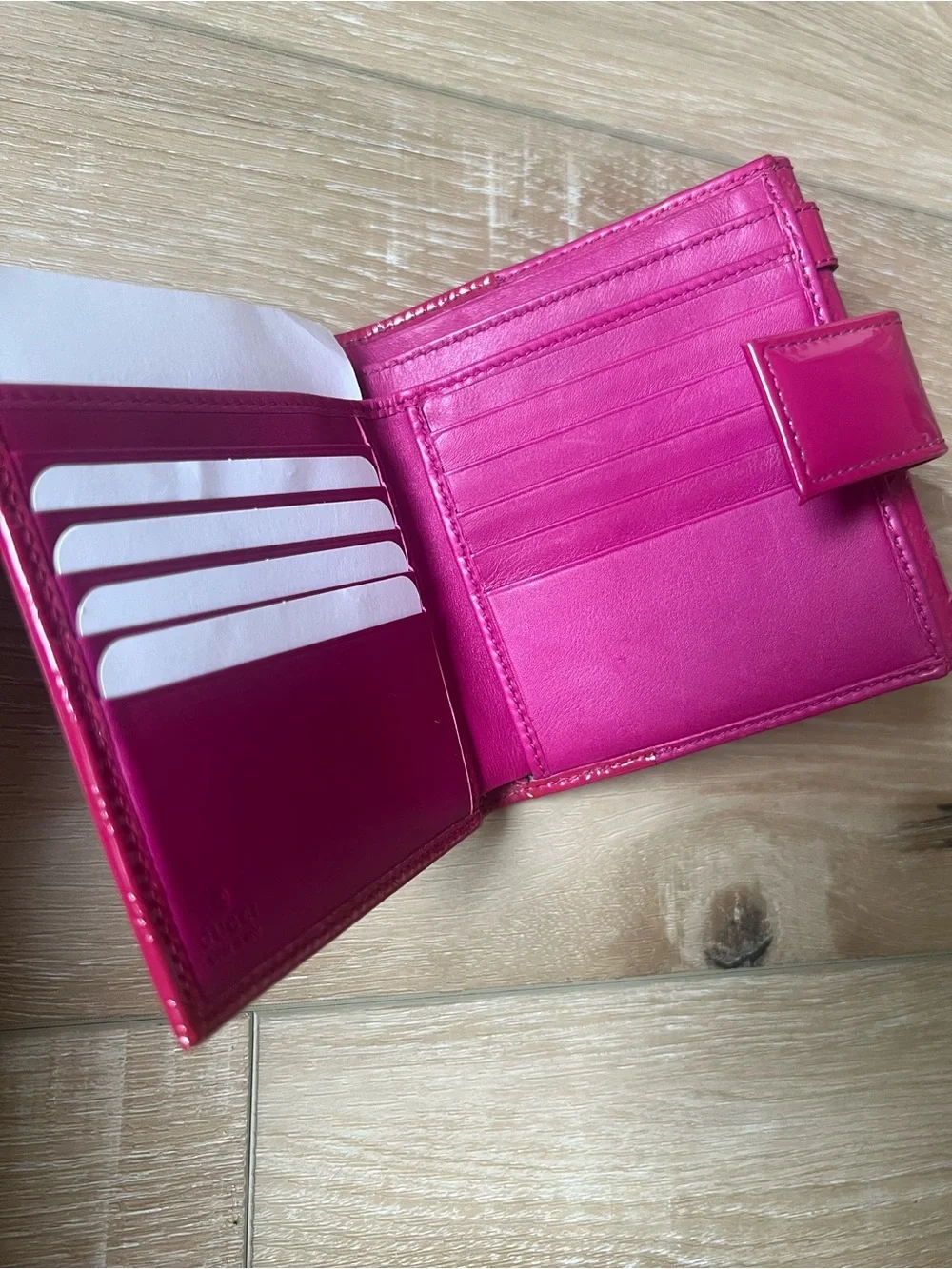 GUCCI Magenta Patent Micro Guccissima Compact Wallet - Picture 7 of 12